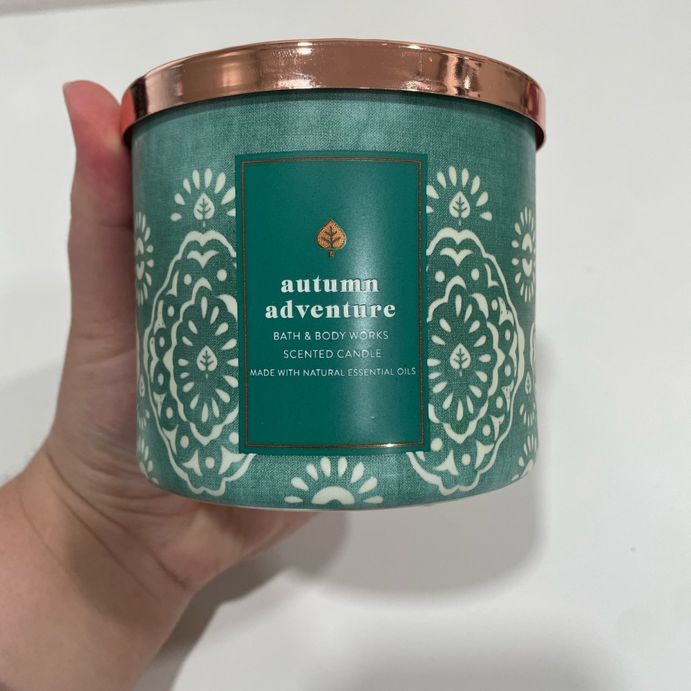 Bath & Body Works Green and White Candle